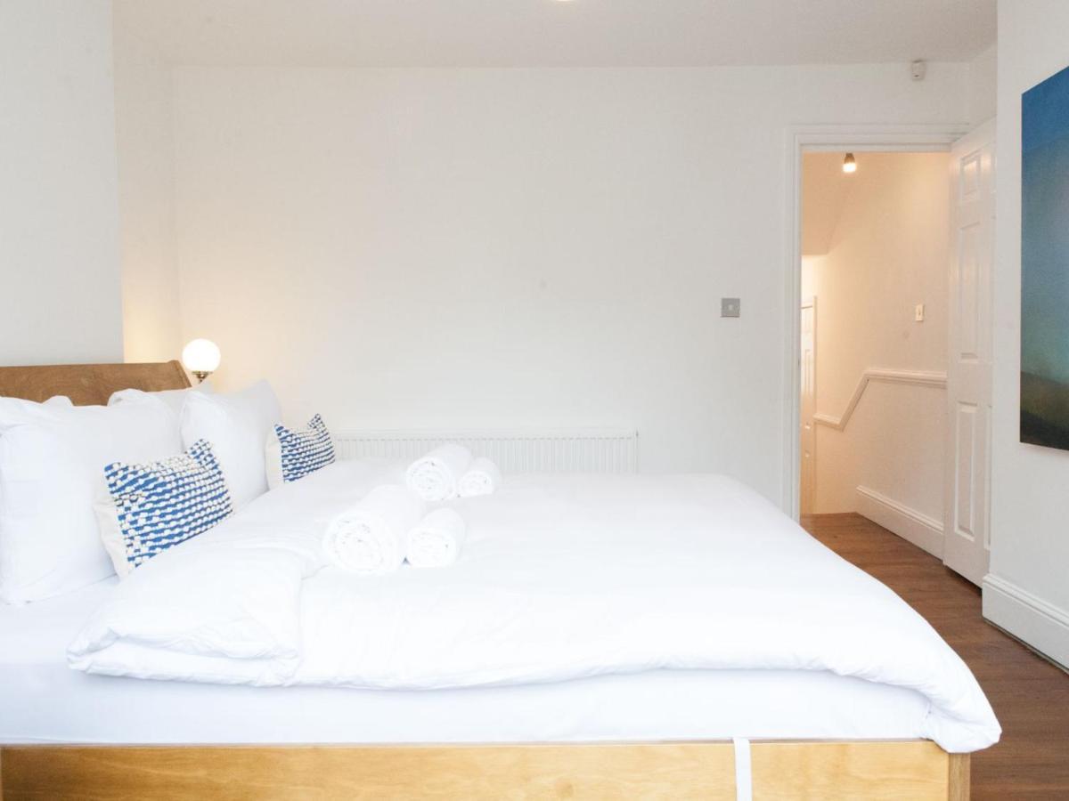 Pass The Keys Garden Apartment In Stockwell London Eksteriør billede