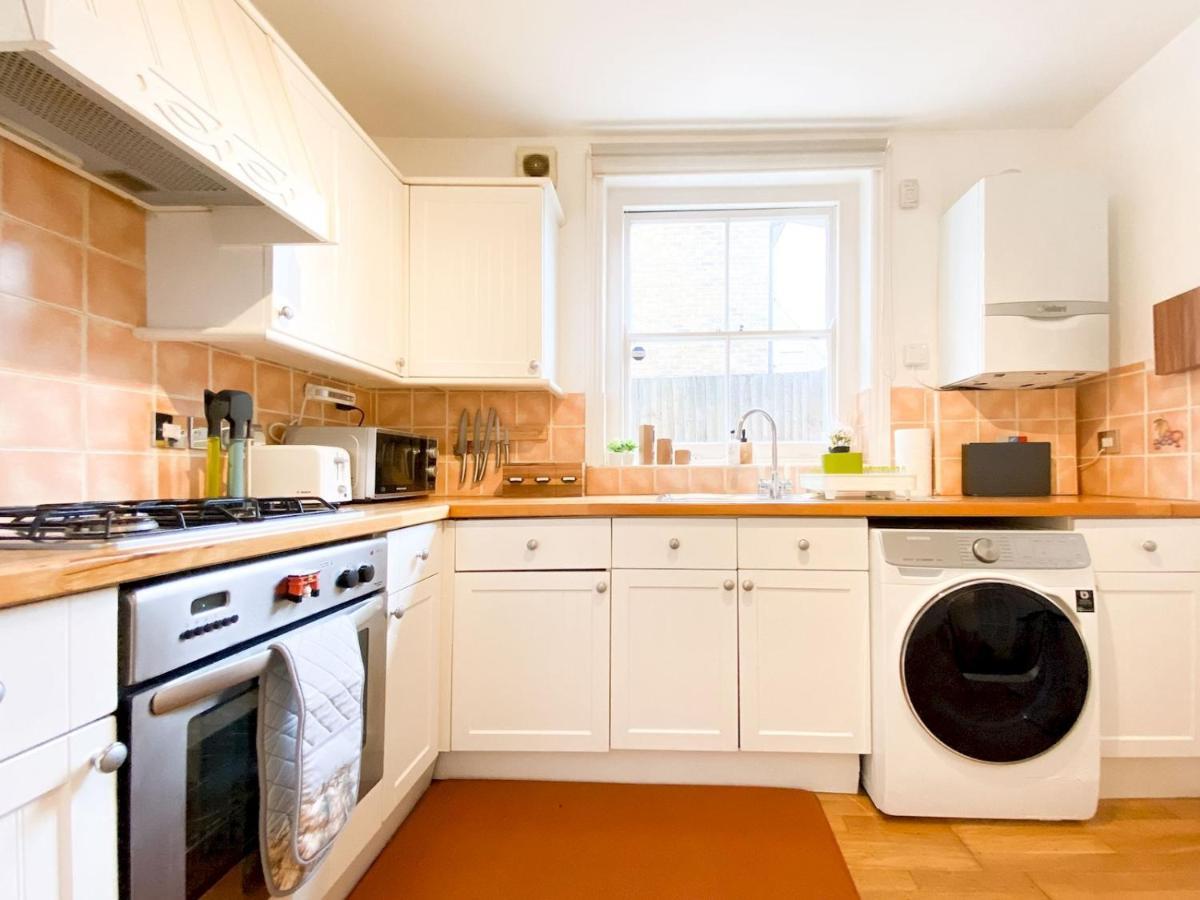 Pass The Keys Garden Apartment In Stockwell London Eksteriør billede