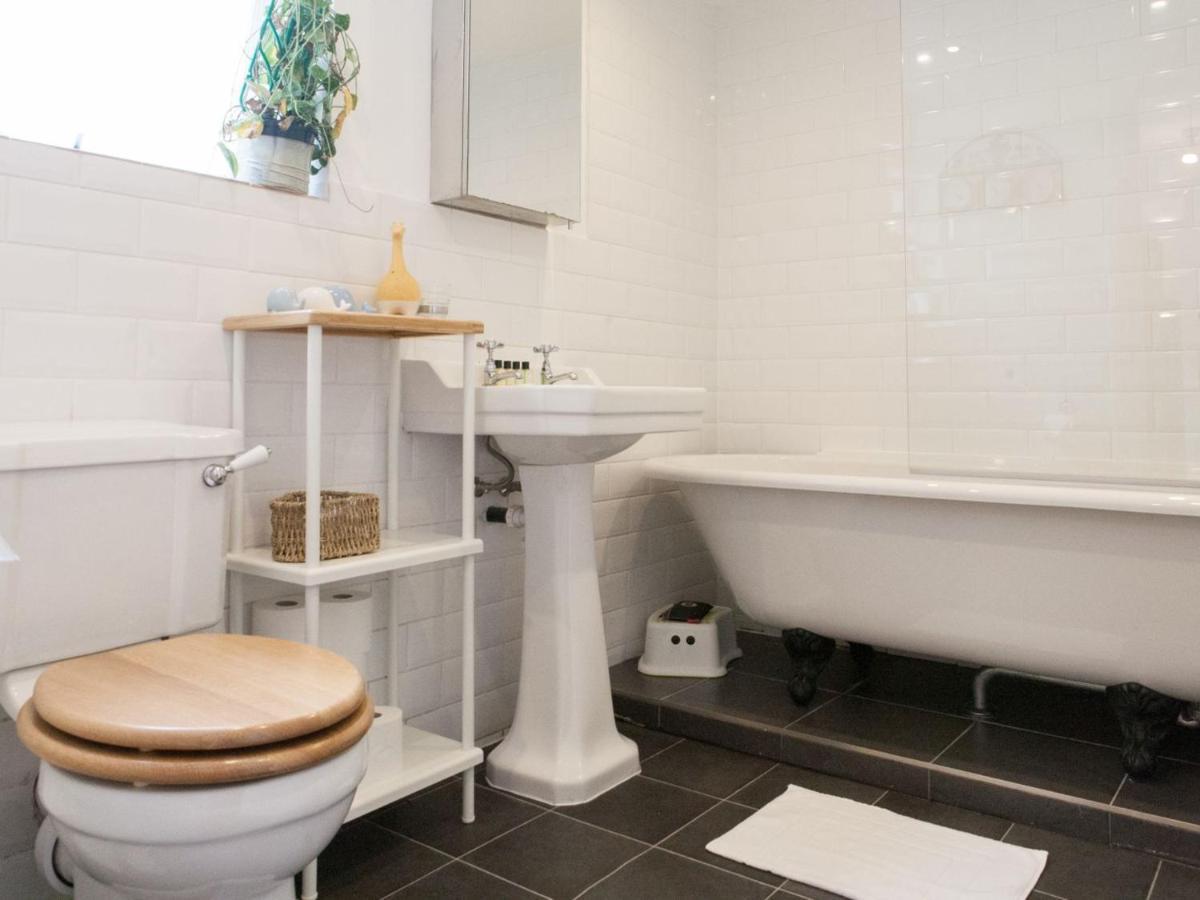 Pass The Keys Garden Apartment In Stockwell London Eksteriør billede