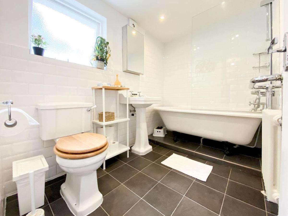 Pass The Keys Garden Apartment In Stockwell London Eksteriør billede